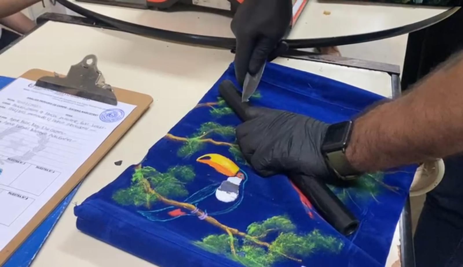 «Entre paisajes y cocaína»: Interceptan decoraciones con cocaína para Asia en tapices de tela