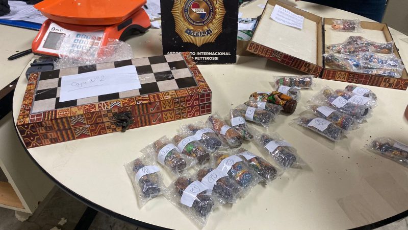 Otra jugada del narco cae en el Aeropuerto: cocaína en piezas de ajedrez artesanales