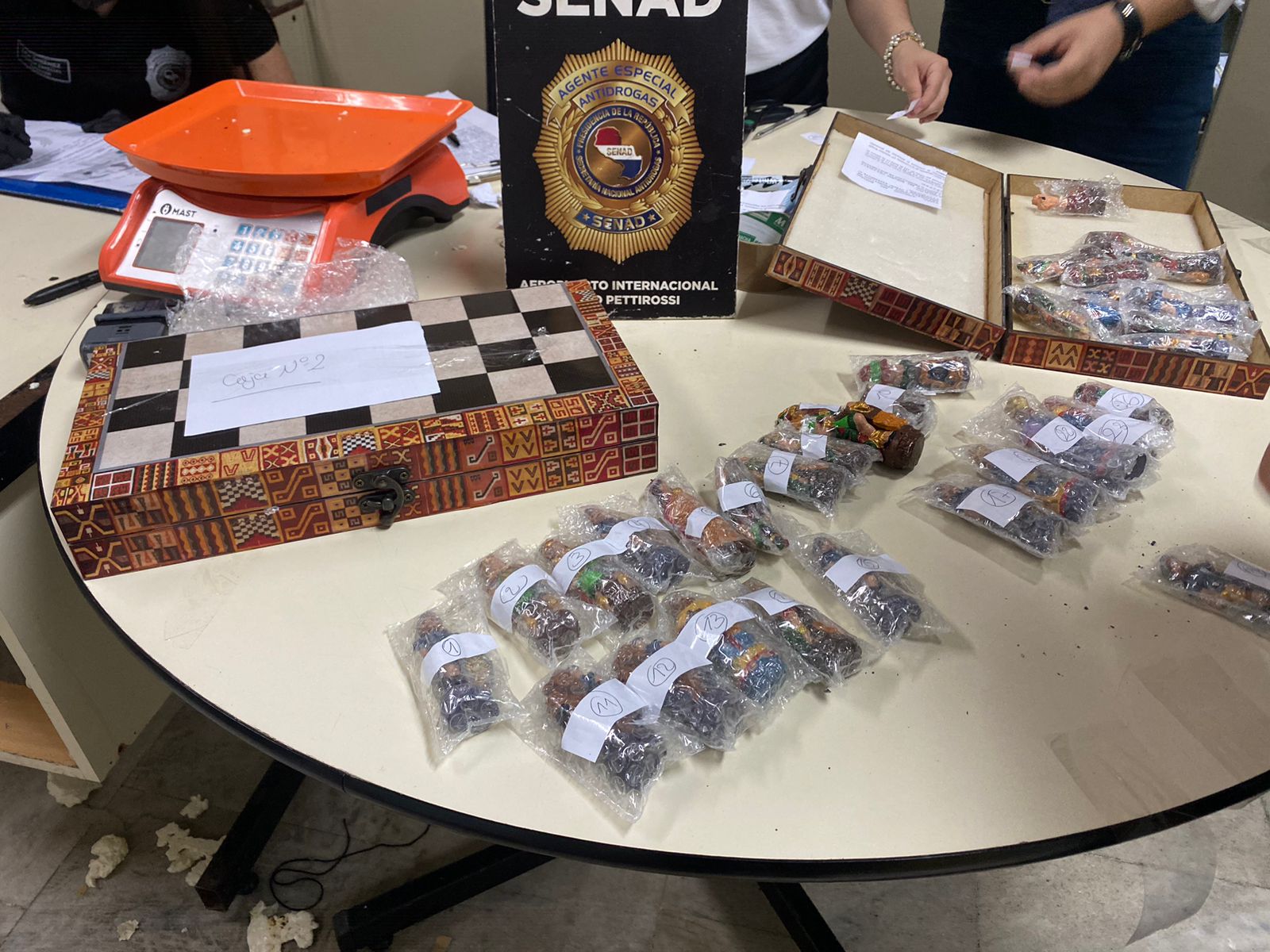 Otra jugada del narco cae en el Aeropuerto: cocaína en piezas de ajedrez artesanales