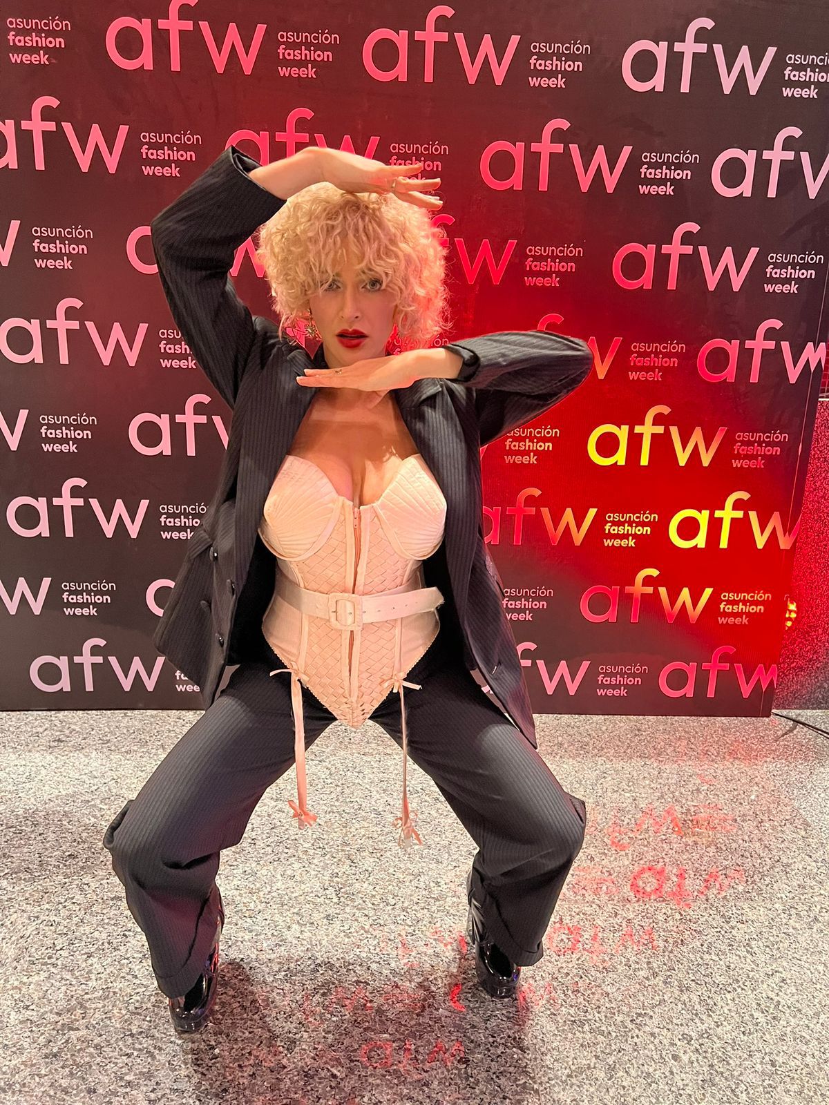 Claudia de Andrade incendia la Semana de la Moda: “¿Te molesta mi outfit? Mejor sigue con tus crocs”