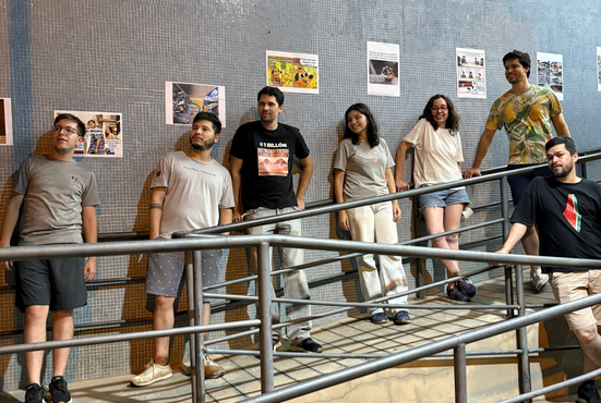 Pintando un paso peatonal y con un mural de memes, activistas por un mejor transporte se manifestaron