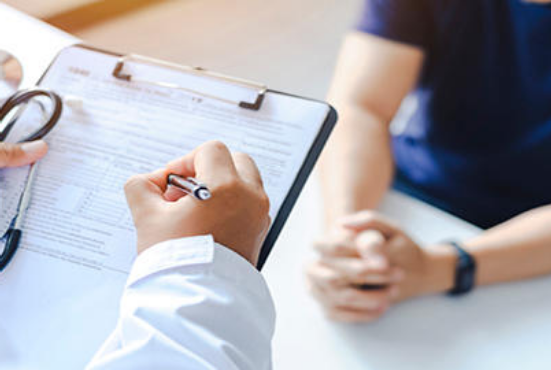 «Es absurdo»: Hay más de 40 facultades de medicina y Paraguay necesita apenas cuatro, asegura analista