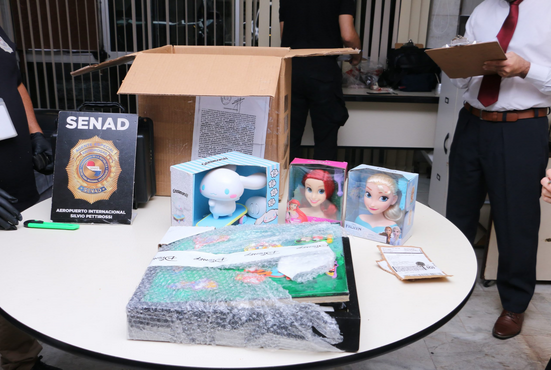 SENAD incauta droga oculta en cuadros infantiles enviada desde Estados Unidos
