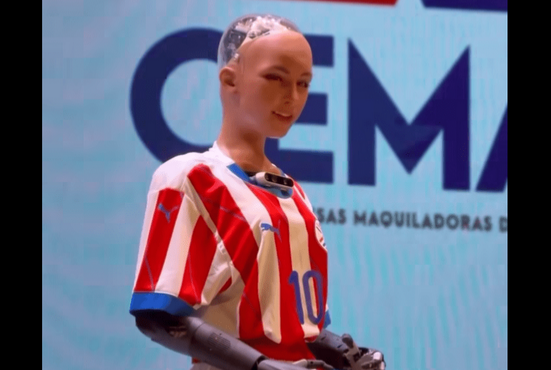 Gremio maquilador presentó a Sophia, la robot humanoide que visita nuestro país
