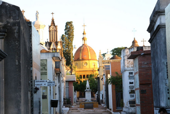 Diputado propone cerrar el Cementerio de la Recoleta y convertirlo en un memorial