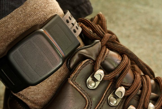 Hombre imputado por violencia contra su madre recibe primera tobillera electrónica en Asunción