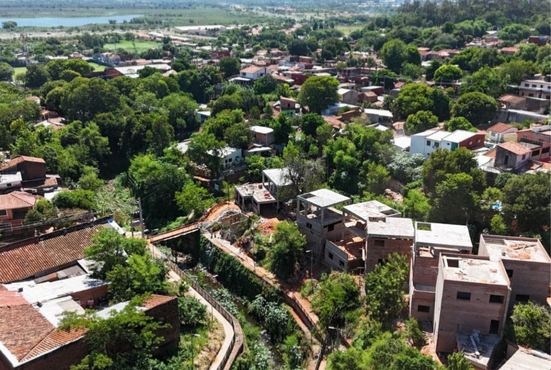 Avanza construcción de viviendas sostenibles en Chacarita Alta