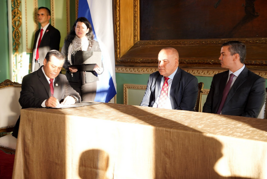 ANDE firma contrato para construir línea de 220 KV e impulsar el desarrollo en el Chaco