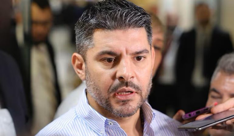 «Nenecho» dejó sin extra a funcionarios: adiós al pago extra por feriados y domingos