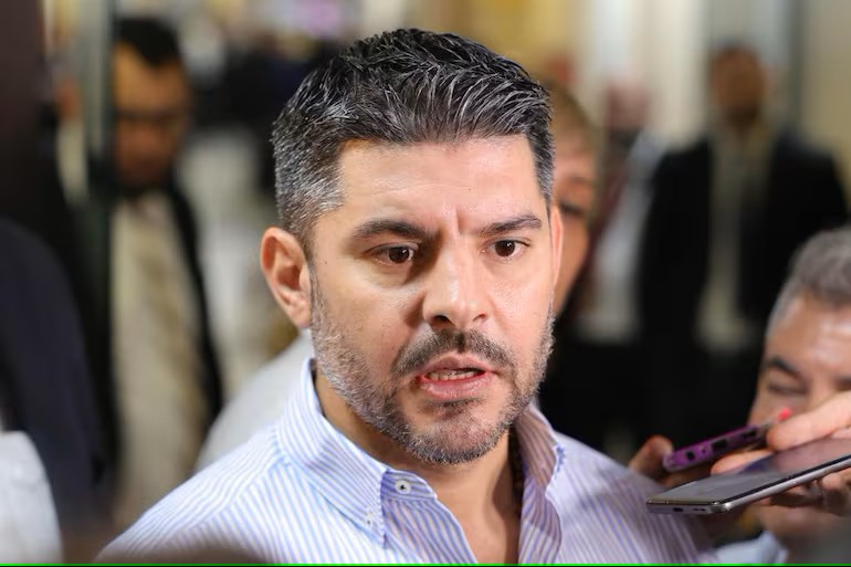 «Nenecho» dejó sin extra a funcionarios: adiós al pago extra por feriados y domingos