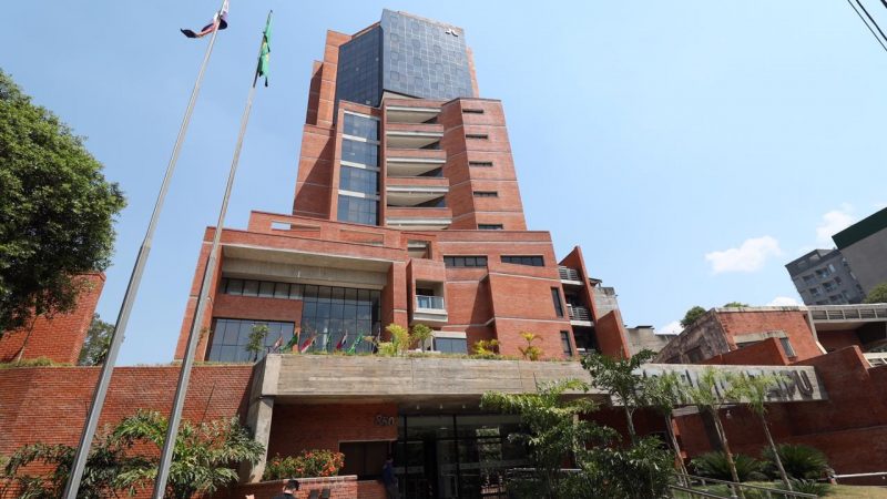 Off los perros en Itaipú: Binacional cierra sus puertas justo cuando le piden rendir cuentas