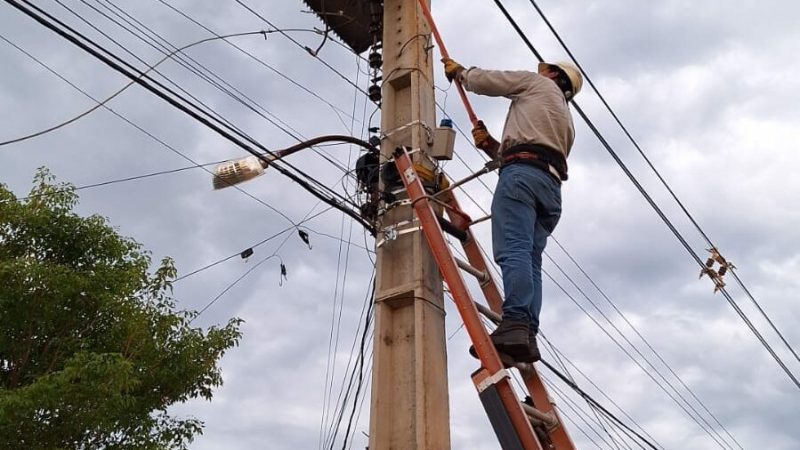 Tormenta provoca cortes de energía eléctrica en varias zonas del país