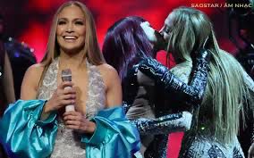 JLo Desata Controversia en los AMAs 2025 con un Impactante Beso Doble