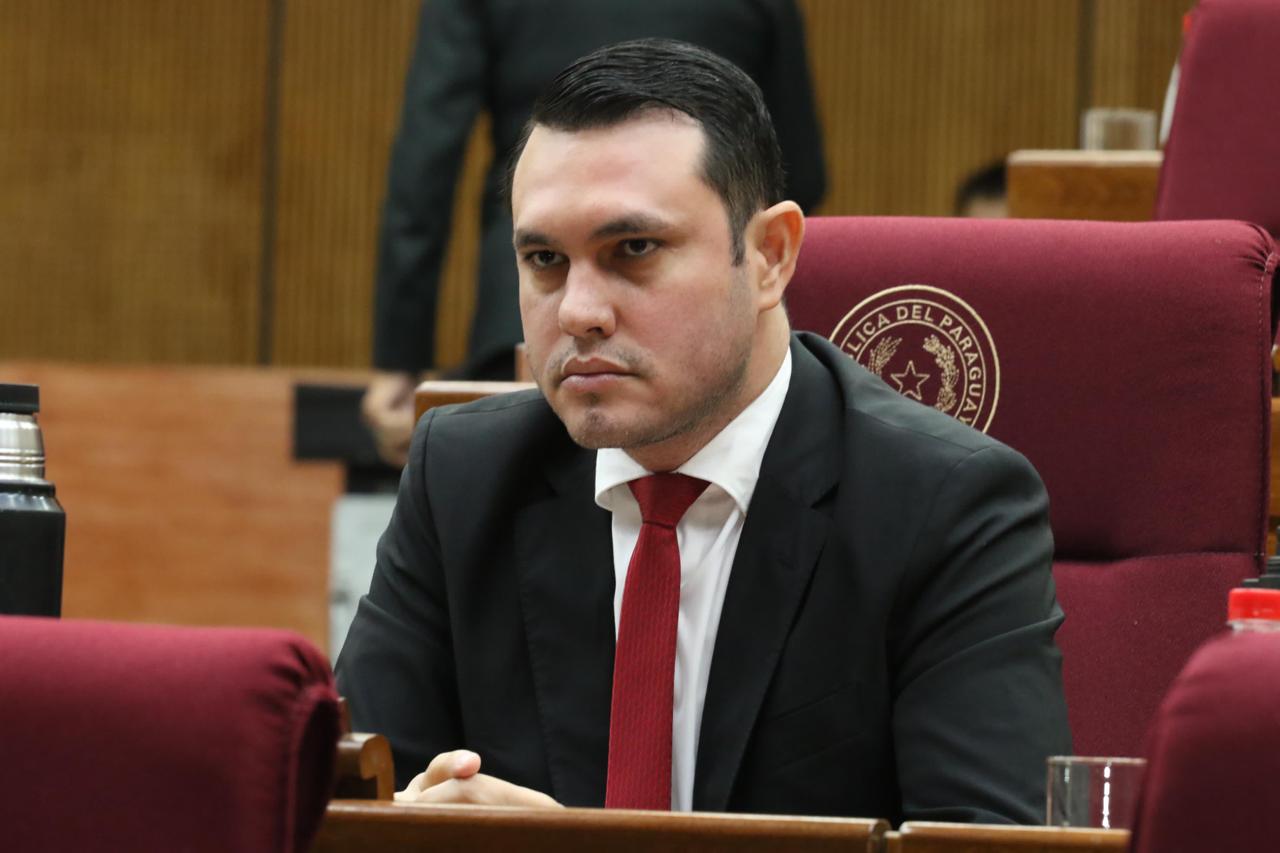 Senador Rivas confirma que video íntimo viralizado es con su esposa y acusa a “personas inescrupulosas” de difundirlo