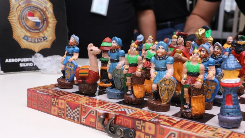 Lo que escondían unas piezas de ajedrez artesanal boliviano