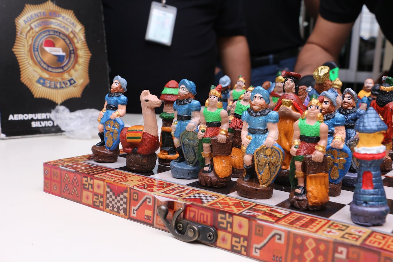 Lo que escondían unas piezas de ajedrez artesanal boliviano