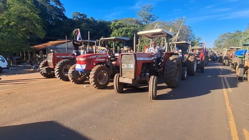 Cañicultores aguardan a Peña de su viaje para recuperar sus trabajos y llevar el pan a casa