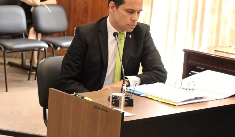 Juez mandó identificar y citar a un ciudadano porque salpicó sus zapatos con agua de un charco