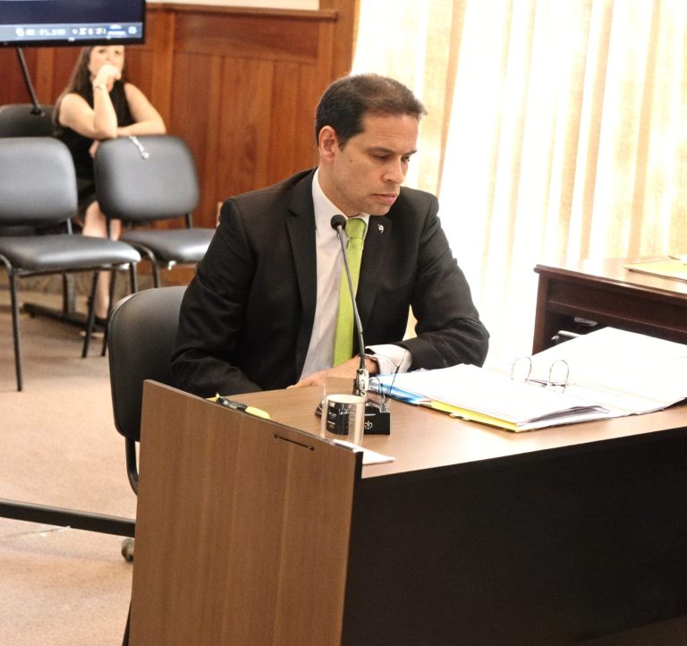 Juez mandó identificar y citar a un ciudadano porque salpicó sus zapatos con agua de un charco