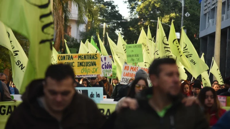 Maestros marchan en Asunción para exigir al MEC garantizar sus derechos laborales