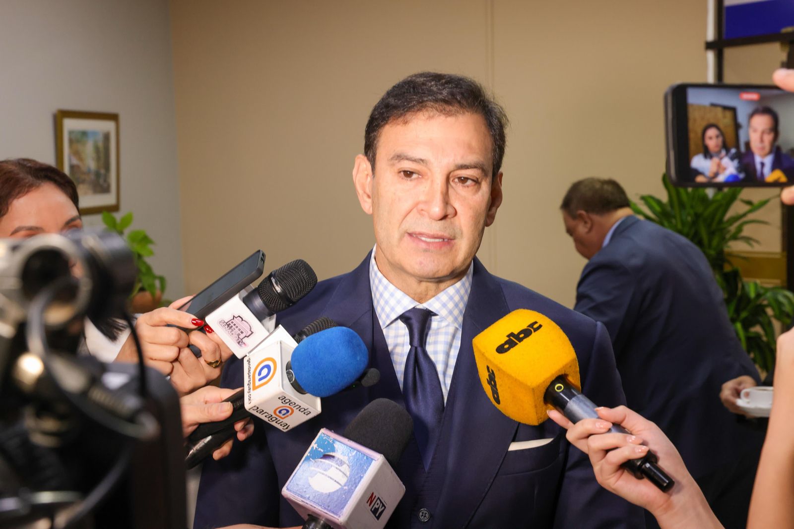 «Inepta e ineficiente»: Ministra Barán “daña la imagen de Peña”, según senador Ovelar