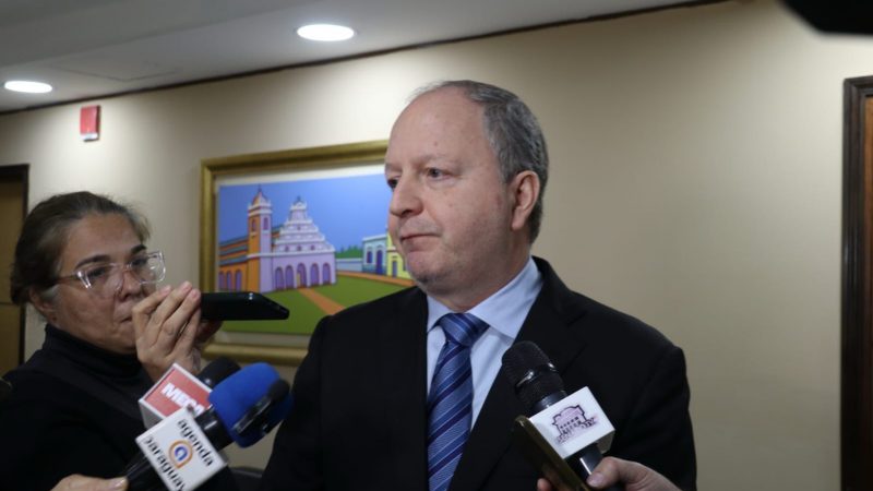 Ministro de Economía apunta contra asociaciones por mafia de pagarés