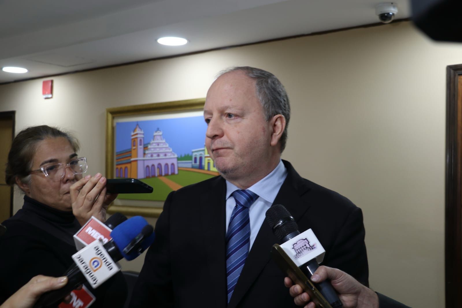 Ministro de Economía apunta contra asociaciones por mafia de pagarés