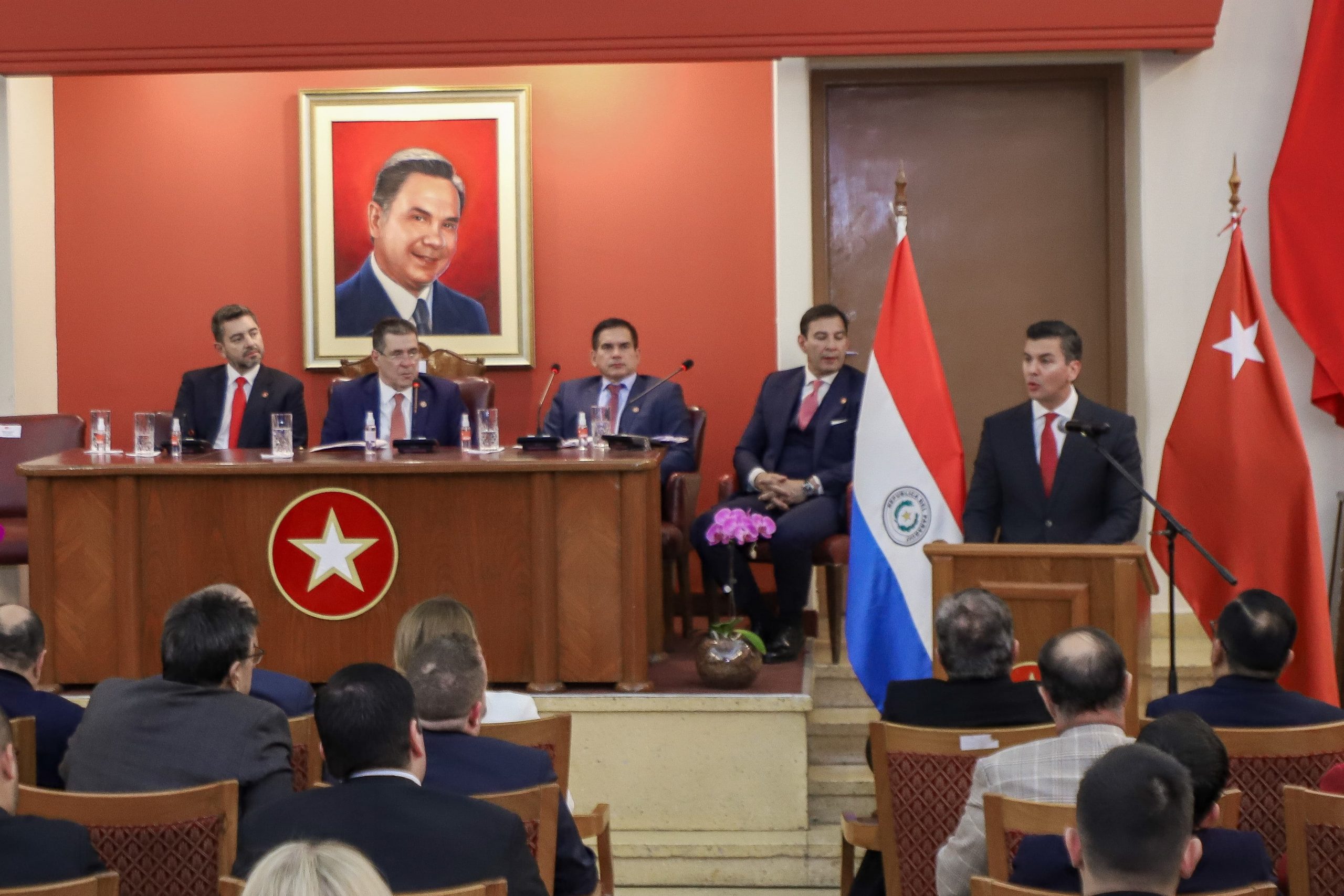 Peña rindió cuentas a Cartes antes que al Congreso: “El poder está en el Partido”