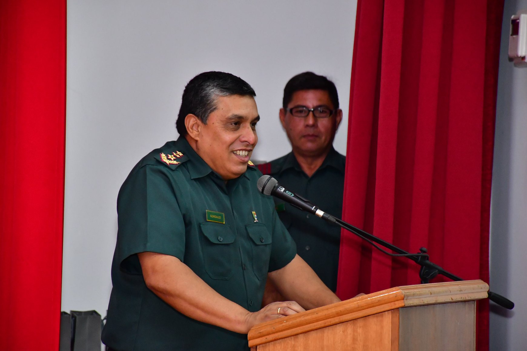 Arquitecta denuncia agresión por parte de la hija y esposa de viceministro de las FFAA