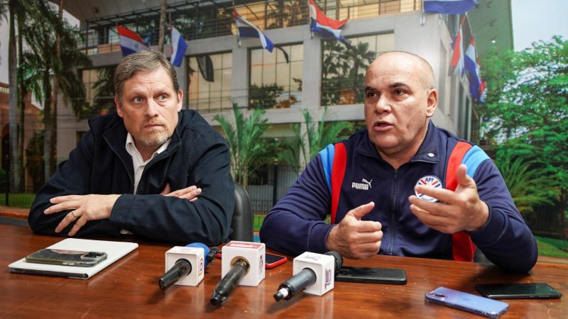 Pichadura oficialista: Quieren echar al embajador francés por criticar los viajes de Peña