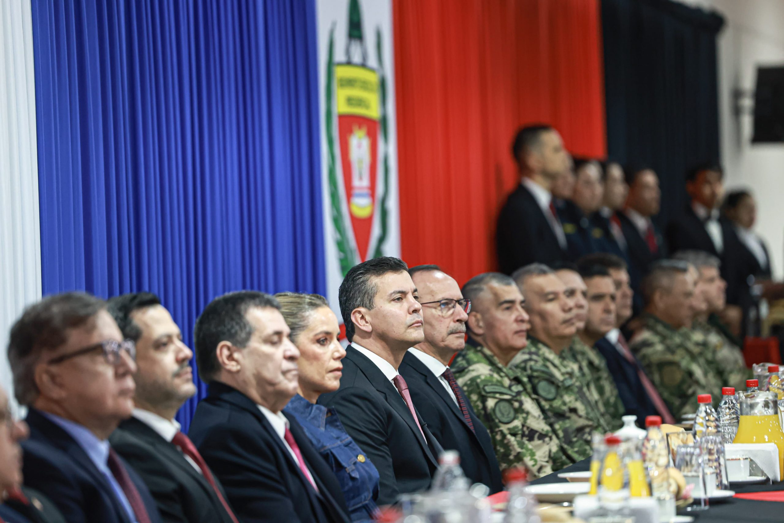 Acto militar con tensión política: Abdo no apareció en aniversario del REP para no codearse con Peña ni Cartes