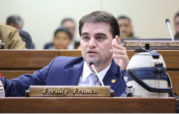 “Ellos sí tienen para cargar”: Diputado exige baja de combustibles y critica a ministro desconectado de la realidad