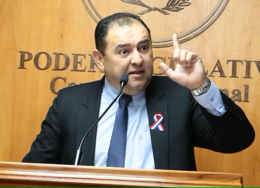 Transportistas millonarios, pueblo con reguladas: subsidio que solo enriquece a los de siempre, acusa senador