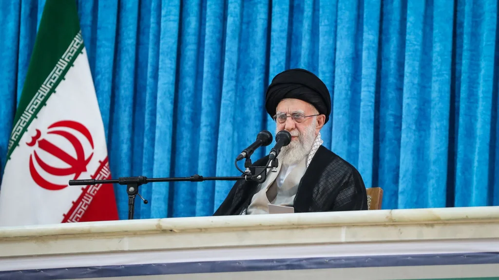 Líder supremo de Irán responde a Trump y dice que «nunca se rendirá»