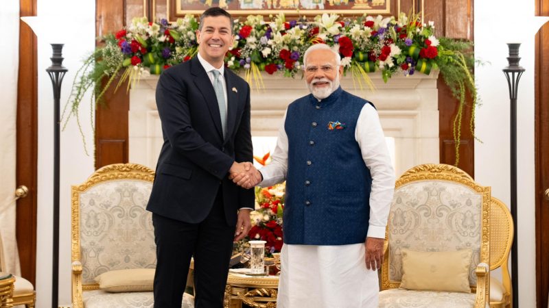 Santiago Peña se reúne con autoridades de la India en su viaje número 46