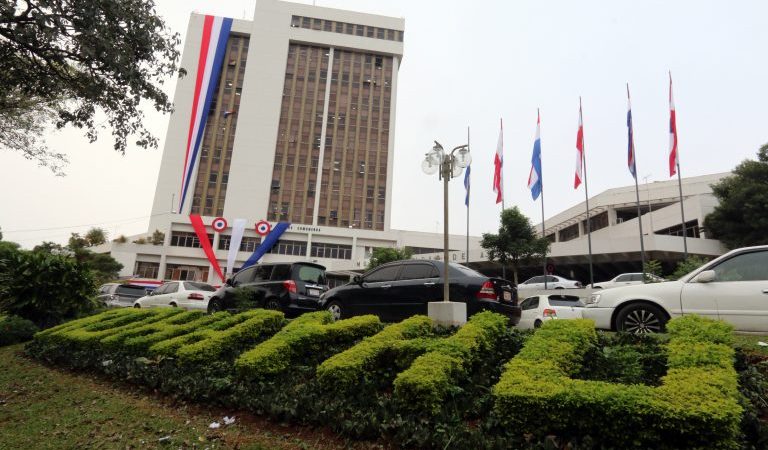 Una locura: Municipalidad de Asunción gasta más de USD 5 millones al mes en salarios mientras la ciudad se cae a pedazos