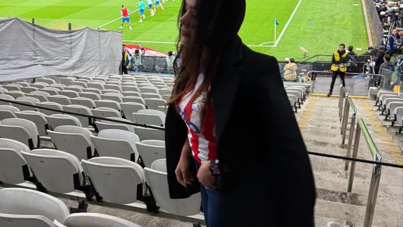 ”¿Quién fue la ‘yeta’? Famosos alentaron a la Albirroja en Brasil, pero las redes apuntan a Larissa Riquelme”