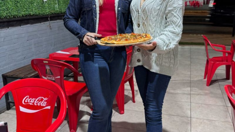 Rubia y morena al ataque! Rossana Beltrán y Susana Traverzi conquistan con sus pizzas estrella
