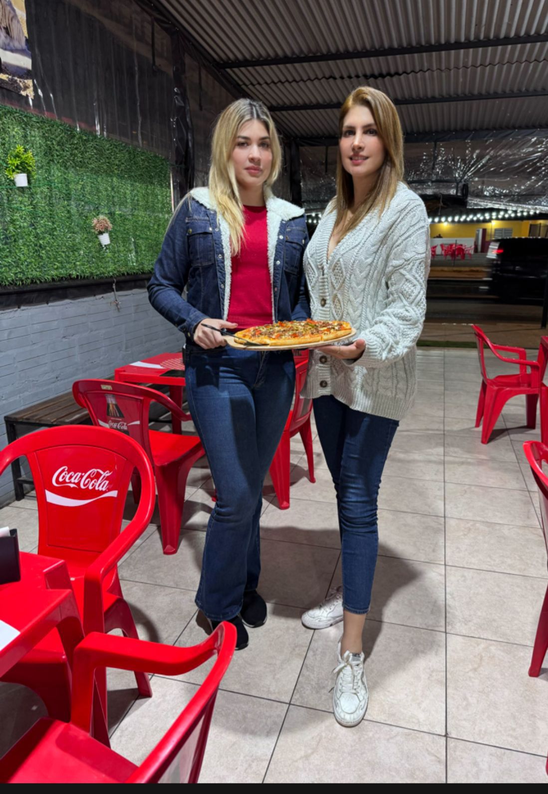 Rubia y morena al ataque! Rossana Beltrán y Susana Traverzi conquistan con sus pizzas estrella