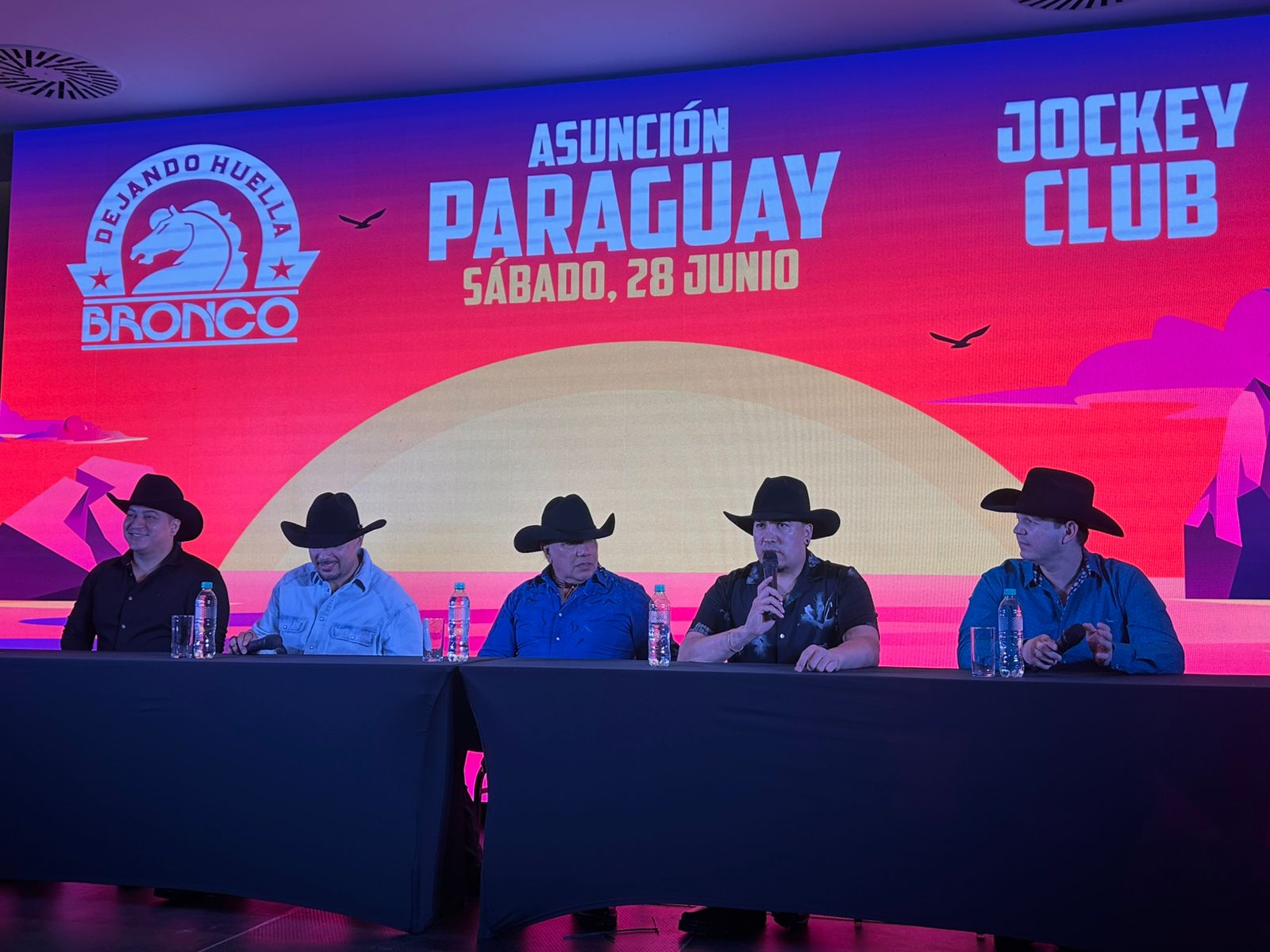 ¡BRONCO y su tour “Dejando Huella” llegan a Paraguay con una fiesta sin precedentes! Guadalupe Esparza y su nueva banda revolucionan el escenario