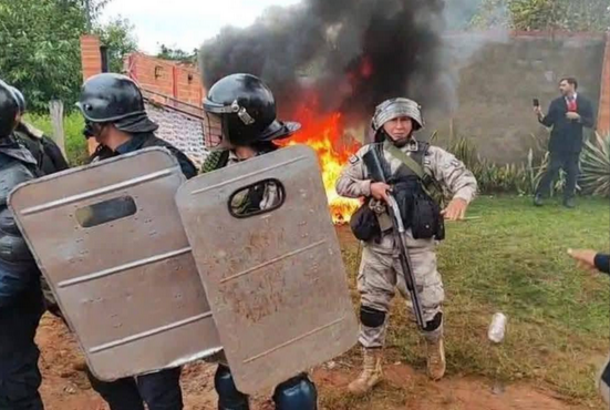 Turba incendió vivienda de padres de adolescente detenido por muerte de María Fernanda