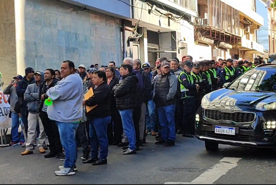 Sindicatos del MOPC se movilizan exigiendo la suspensión de licitación para servicios de seguridad social