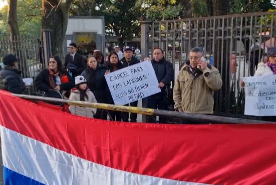 Víctimas de la mafia de los pagarés se movilizaron exigiendo celeridad en las investigaciones