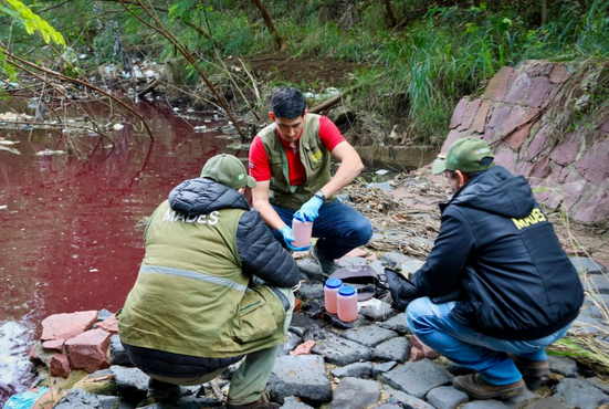 Fiscalizadores del Mades intervienen en caso de coloración en el arroyo Jaén