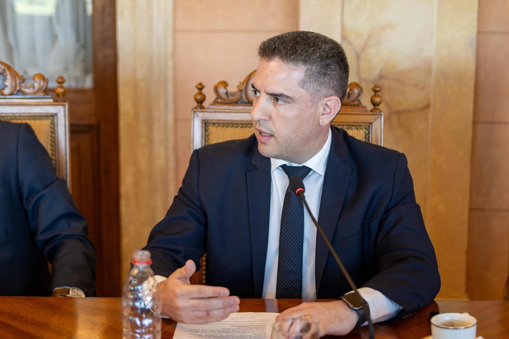 Senador denuncia “política del miedo” tras masiva filtración de datos y exige la interpelación del titular del Mitic