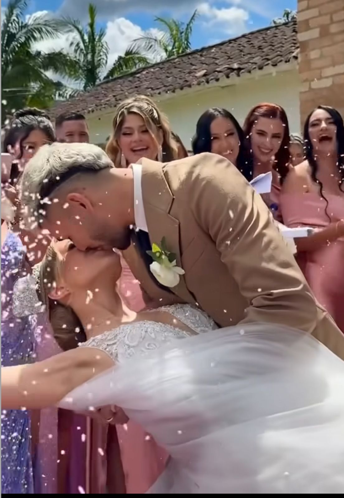 El joven prodigio del fútbol paraguayo, Julio Enciso, sorprendió a todos al dar el “sí, acepto” en una majestuosa ceremonia religiosa celebrada en Colombia.