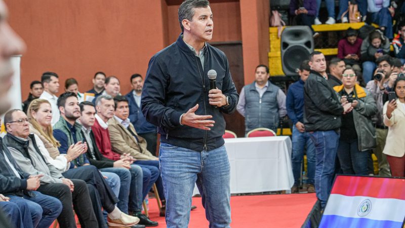 Santiago Peña se lava las manos y evita responder sobre pedido de expulsión del embajador francés