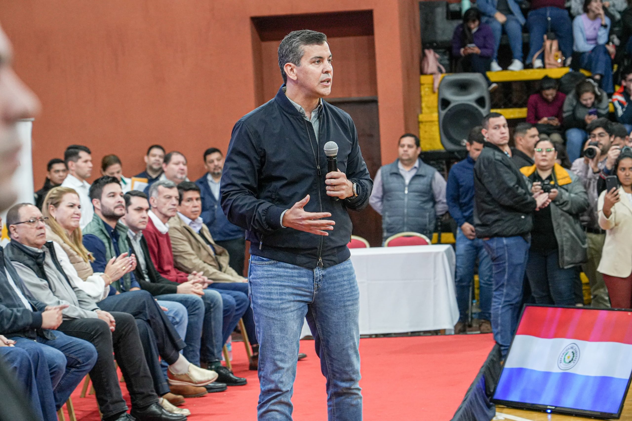 Santiago Peña se lava las manos y evita responder sobre pedido de expulsión del embajador francés