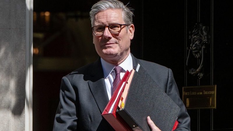 Primer ministro británico advierte que deben prepararse para la guerra