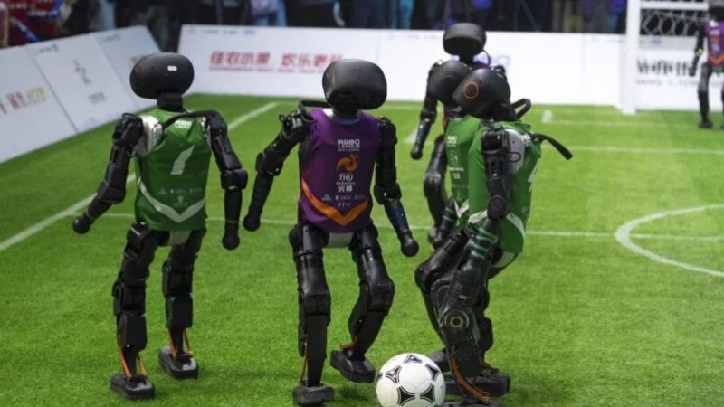 Revolución en el deporte: robots humanoides juegan fútbol sin control de humanos en Pekín